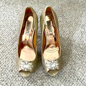 Badgley Mischka size 8 matte gold peep toe pump with jewel.